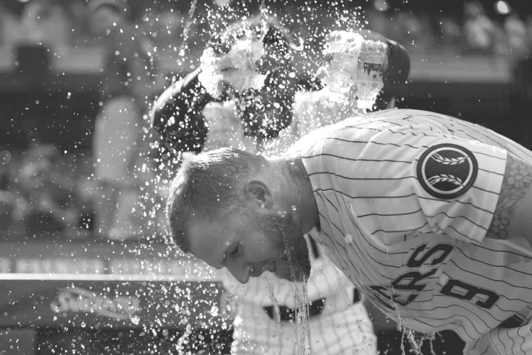 Brewers stay hot as Henderson throws 6 strong innings